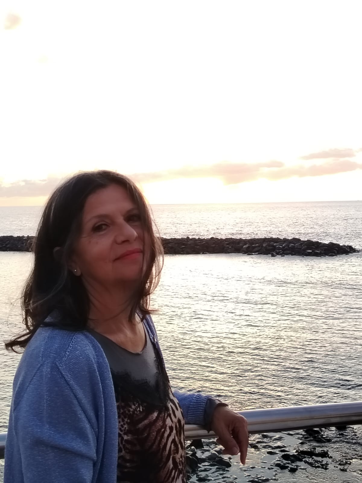 Paola Spremulli, poetessa italiana, al tramonto sul mare